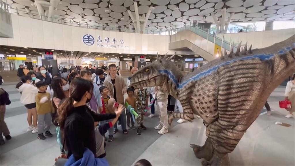 高雄車站新春添喜氣　書法家陳世憲揮毫3公尺超大春聯