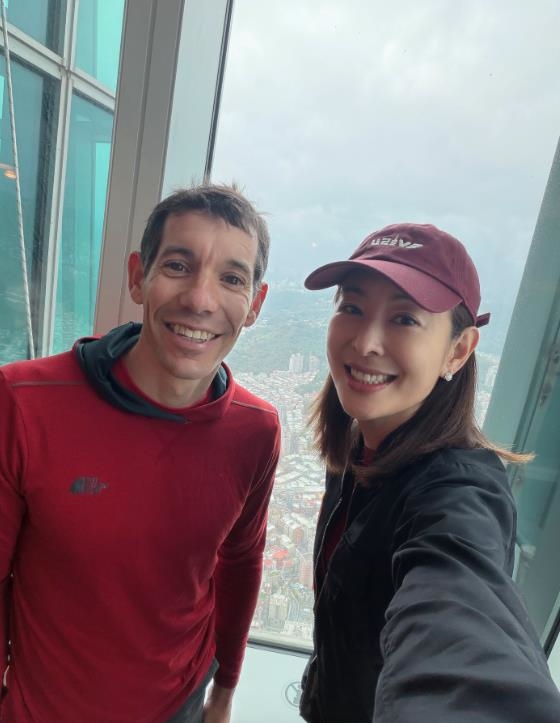 新／霍諾德「徒手攀登台北101」突改期！賈永婕證實了：一切都值得等待