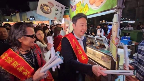 接地氣！　陳世凱宣導高齡換照　攜沈文程、王彩樺逛夜市