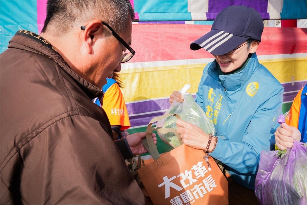快新聞／初選後繼續深耕！攜手宮廟做愛心　林岱樺發放2000顆高麗菜助農民