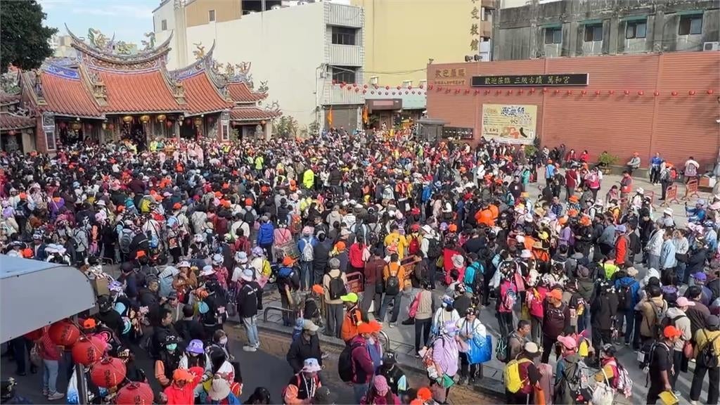時尚山邊媽祖來了！　台中市區贊境賜福　民眾搶鑽轎腳