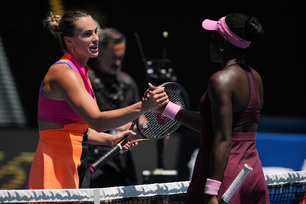 澳網(影)／19歲少女嚇了球后一大跳！莎芭蓮卡連續20場搶7不敗挺進女單8強