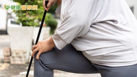  78歲婦「骨鬆又肌少」走路困難！「這1治療方式」降骨折與失能風險