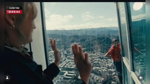 霍諾德攀上101頂樓！妻子要他「跟小孩打招呼」　他直男回：她們沒在看