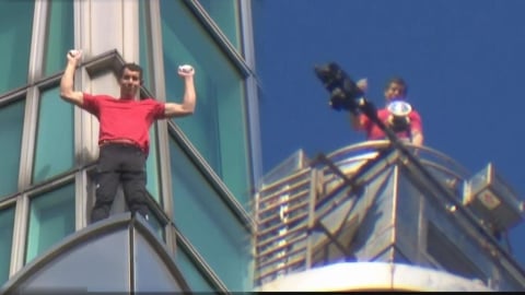 霍諾德徒手無裝備攀台北101　1小時半成功登頂輕鬆自拍