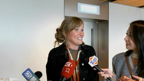 不敢看全程！Alex徒手征服101　妻子曝：登頂後立刻點珍奶暢飲