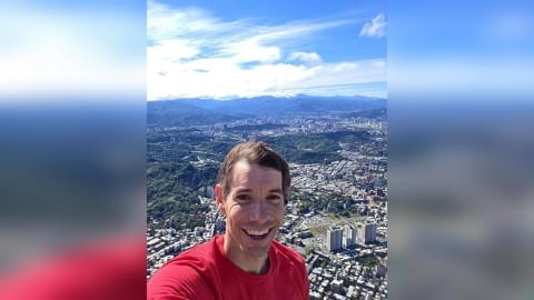 赤手攀爬台北101大成功！霍諾德頂端自拍照全曝光