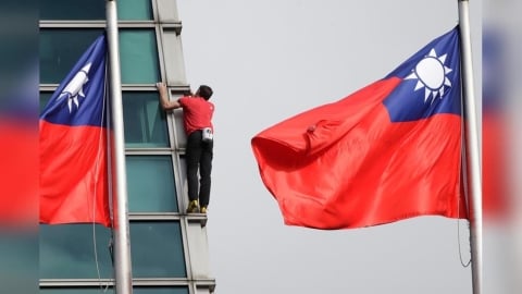 霍諾德徒手攀登台北101「抓緊就沒事」 國旗飄揚畫面登上外媒