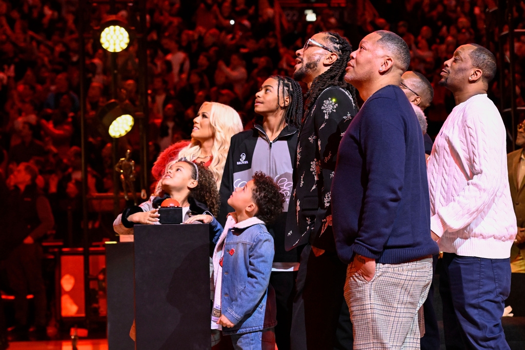 NBA(影)／公牛1號球衣在主場退休和「喬神」並列！「飆風玫瑰」情緒激動頻頻拭淚