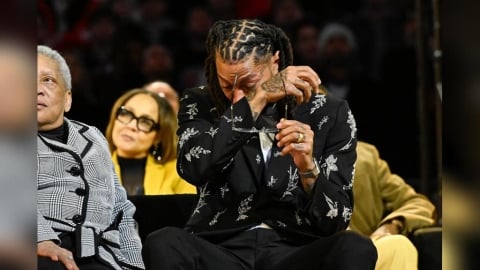 NBA(影)／公牛1號球衣在主場退休和「喬神」並列！「飆風玫瑰」情緒激動頻頻拭淚