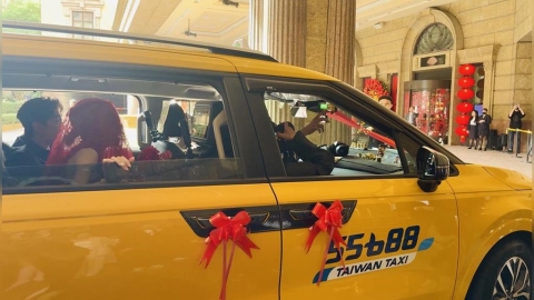 陳漢典、Lulu大喜之日!岳父開小黃載女出嫁 上車秒跳表2人笑翻