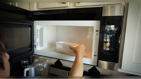 吃微波爐加熱食品不健康還致癌？營養師破解迷思「容器是關鍵」