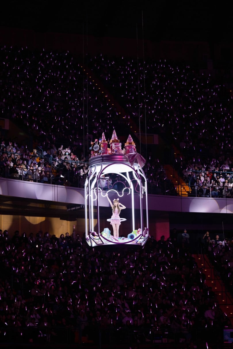 王心凌搭上巨型糖罐高空環場。(圖/寬宏藝術 X 天晴娛樂提供)