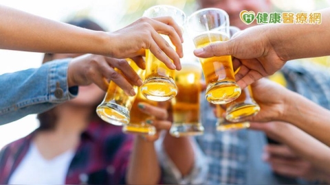 愛喝酒更容易染新冠肺炎？研究揭：「這群人」感染、死亡風險都上升
