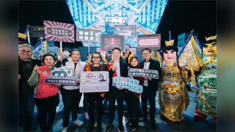 高齡換照新制5月上路　陳世凱大慶夜市宣導逾千人響應