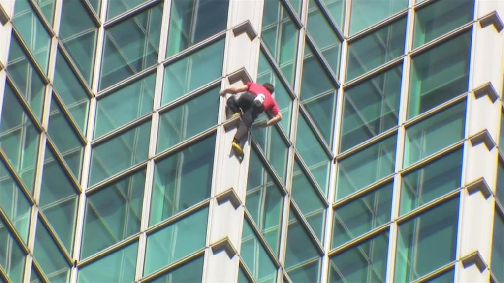霍諾德徒手爬101「突停半空」掛牆上！震撼畫面嚇壞主持人…真相結局超展開