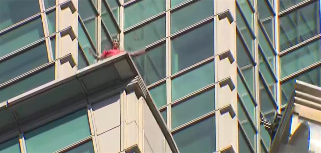 霍諾德徒手爬101「突停半空」掛牆上！震撼畫面嚇壞主持人…真相結局超展開
