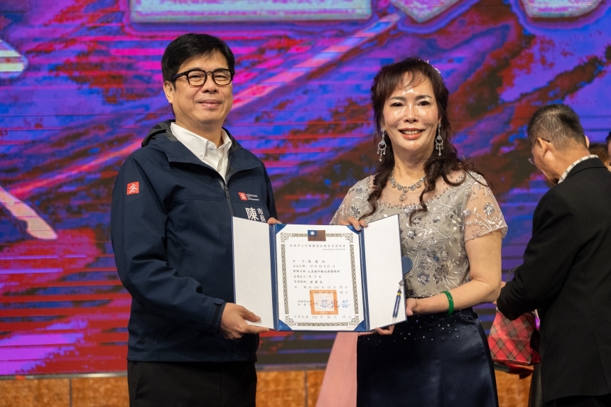 大高雄觀光商圈總會授證　陳其邁市長親頒證書