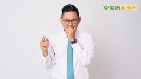 六旬翁40年菸齡長巨瘤堵食道!新一代免疫治療PD-1提供三明治世代新解方