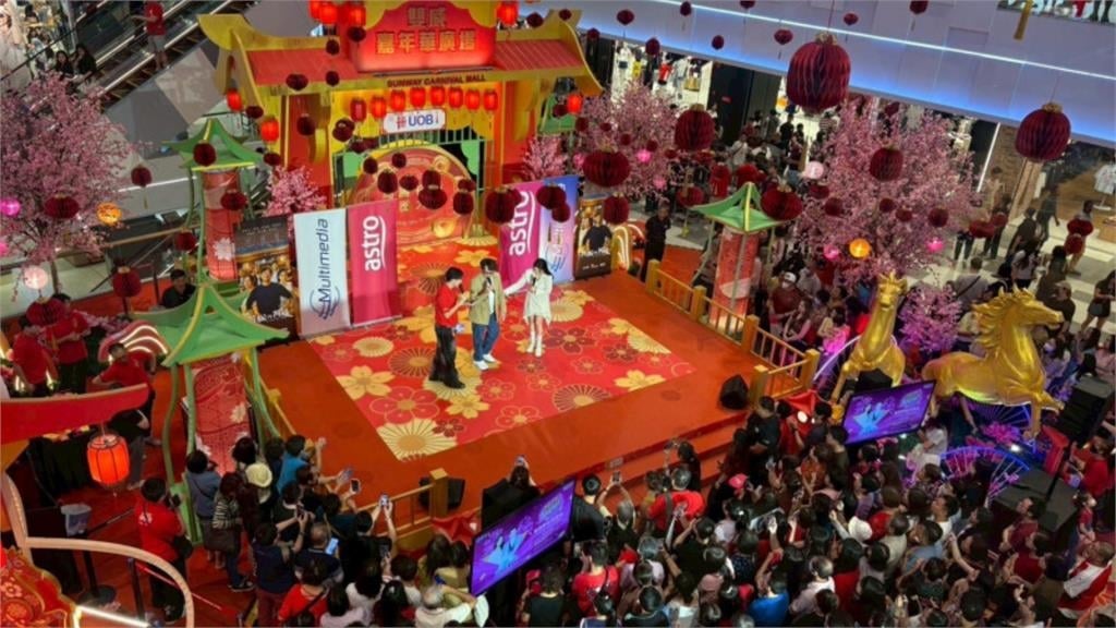 柯叔元圓夢「苦等16年」娶到女神了　2人「壁畫街玩嗨」超正老婆正面照曝光！