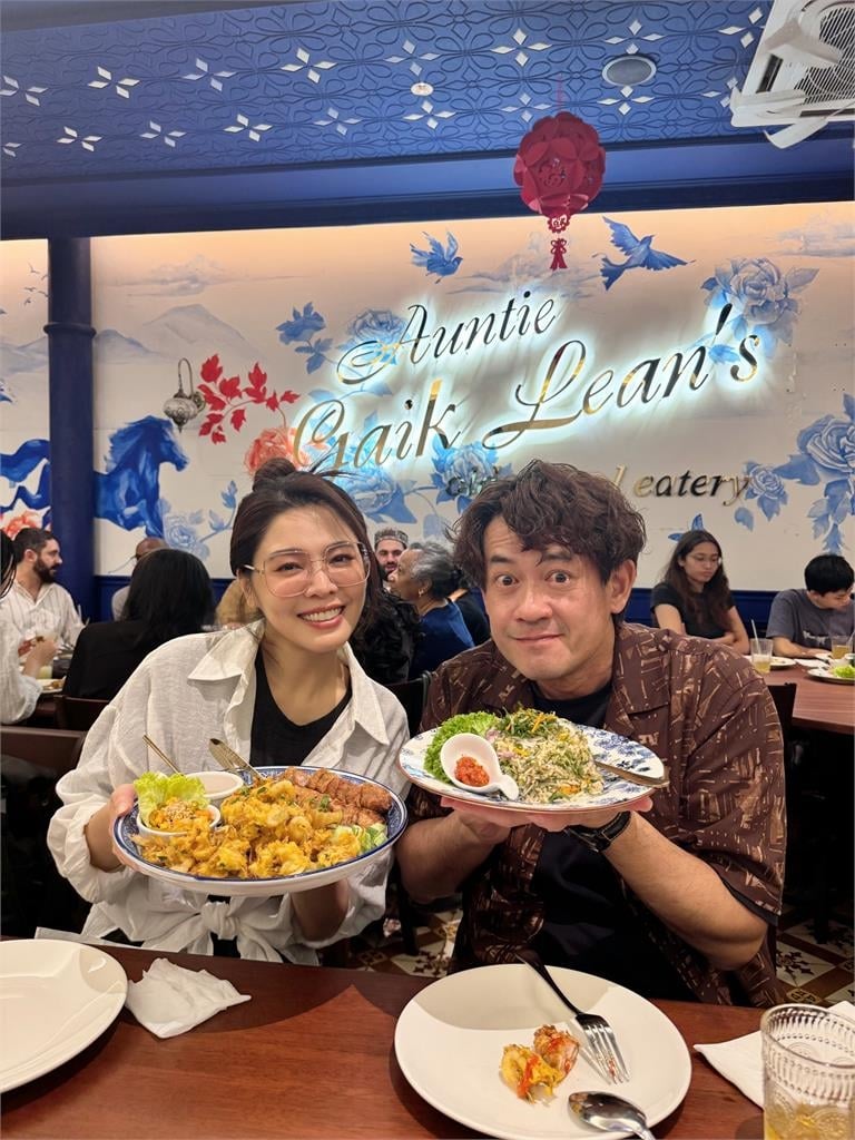 柯叔元圓夢「苦等16年」娶到女神了　2人「壁畫街玩嗨」超正老婆正面照曝光！