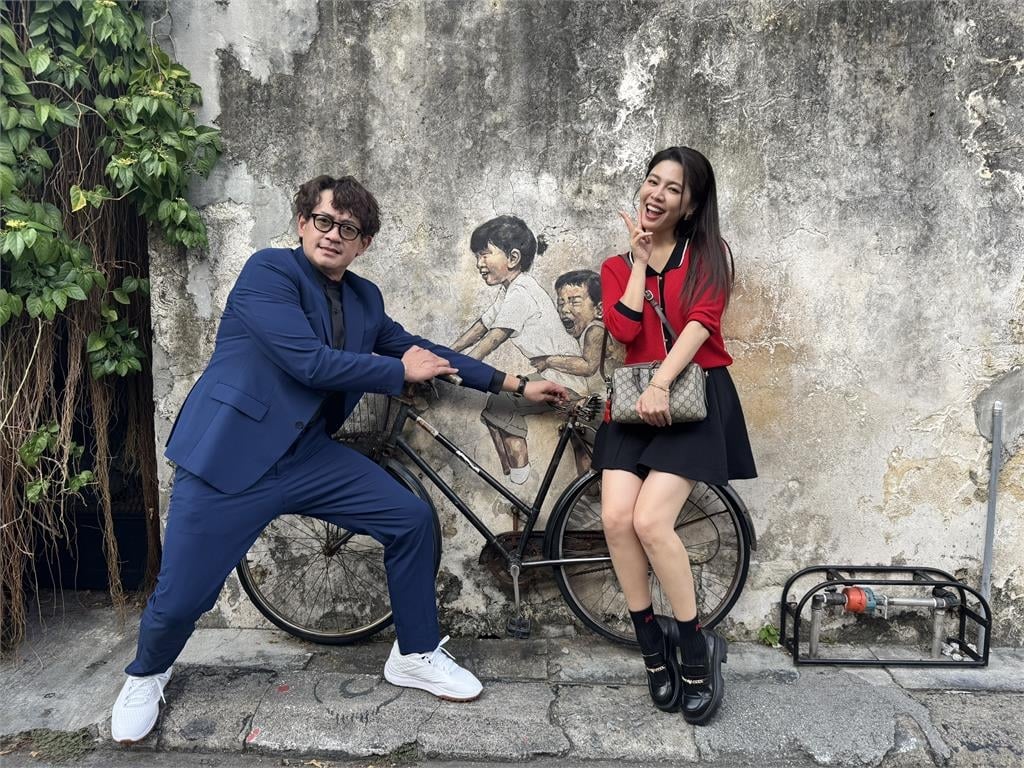 柯叔元圓夢「苦等16年」娶到女神了　2人「壁畫街玩嗨」超正老婆正面照曝光！