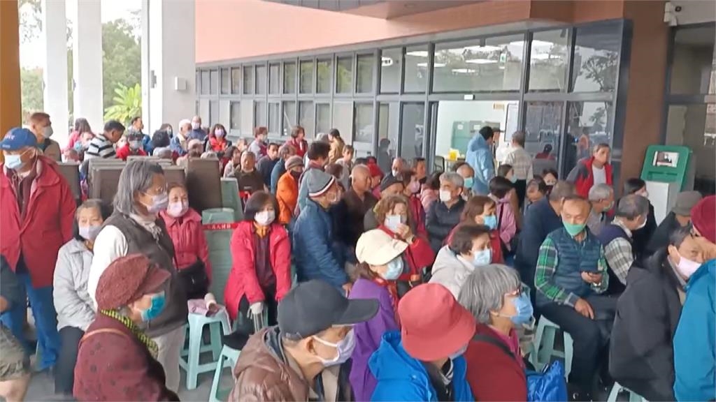 彰化皮蛇疫苗搶翻! "下午釋4567名額"長輩依舊摸黑來排隊