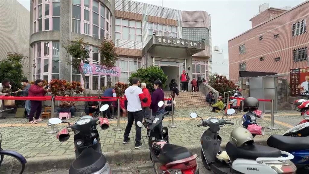 彰化皮蛇疫苗搶翻! "下午釋4567名額"長輩依舊摸黑來排隊