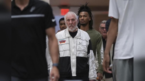 NBA(影)／76歲「波總」重回球場了！拄拐杖出現在G聯盟比賽觀眾起立鼓掌致意