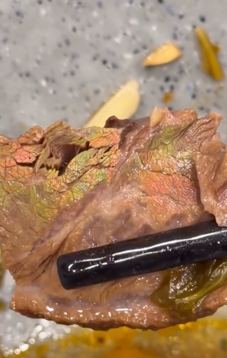 肉片驚見「螢光綠光」掀食安問題？網嚇壞狂問…專家揭密真相：很新鮮