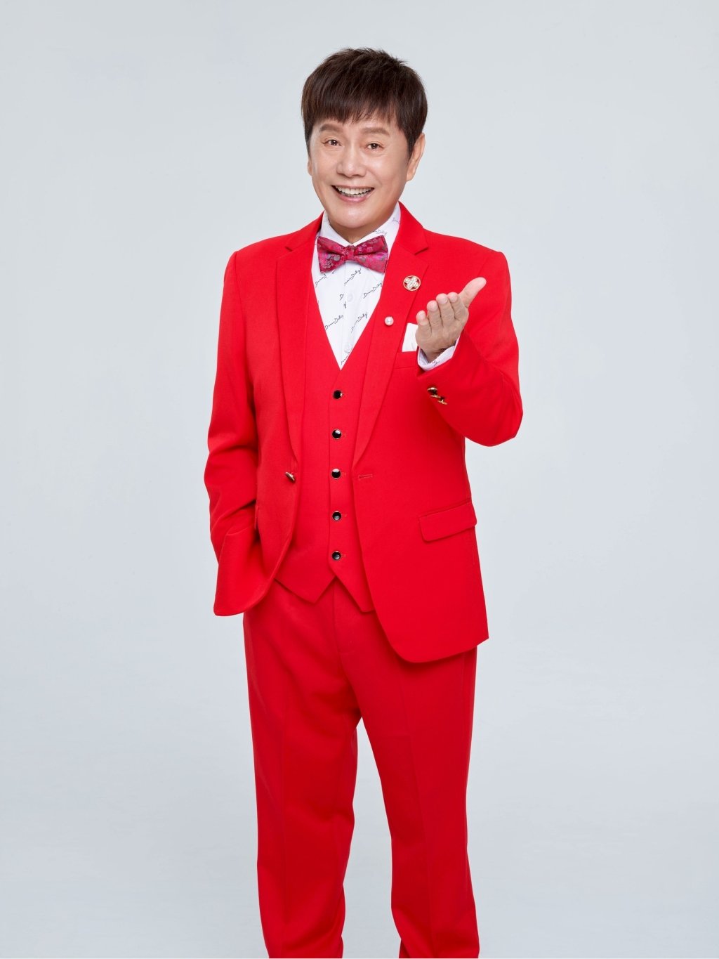 王彩樺比基尼滑落單手扶胸超尷尬