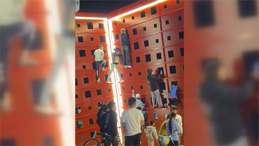 台灣版霍諾德！搶看屏東燈節演唱會 民眾攀爬十米高裝置藝術