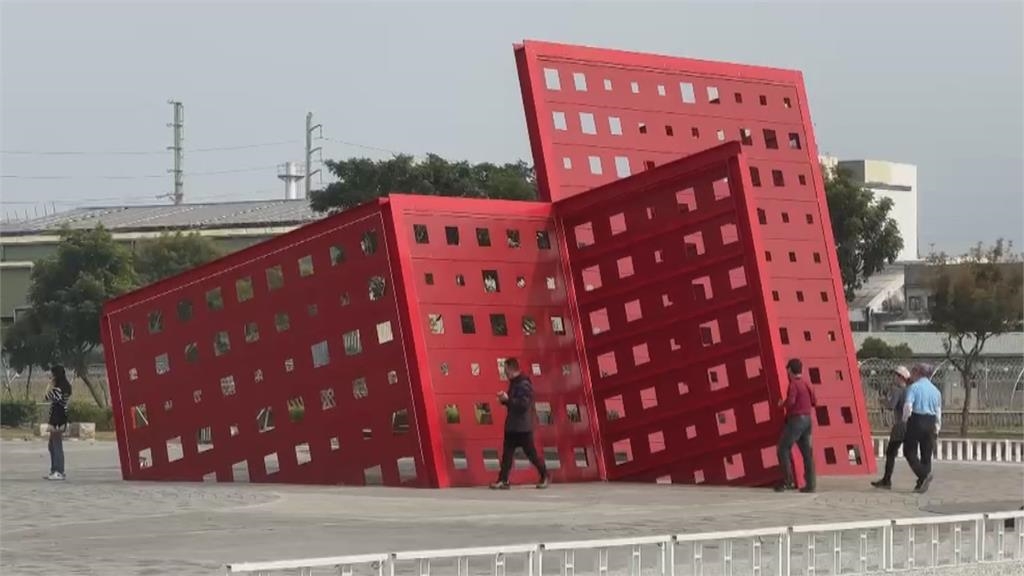 台灣版霍諾德！搶看屏東燈節演唱會 民眾攀爬十米高裝置藝術