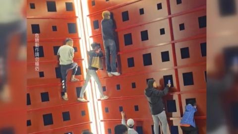 台灣版霍諾德！搶看屏東燈節演唱會 民眾攀爬十米高裝置藝術