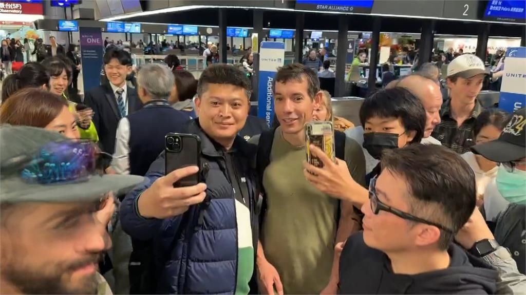 Alex成功攀登101偕妻返美　遇粉絲要簽名、合照來者不拒