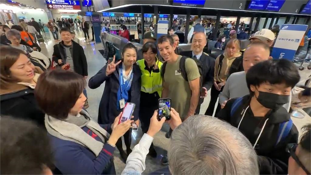 Alex成功攀登101偕妻返美　遇粉絲要簽名、合照來者不拒