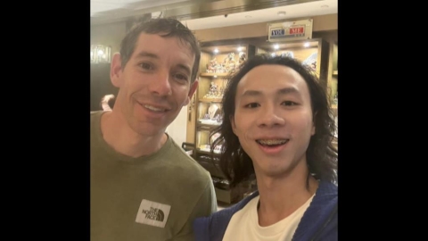 Alex成功攀登101偕妻返美 遇粉絲要簽名、合照來者不拒