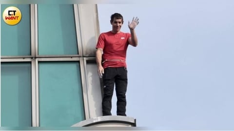 觀眾看霍諾德徒手攀101直播竟「心悸、頻尿、冒冷汗」　醫曝原因