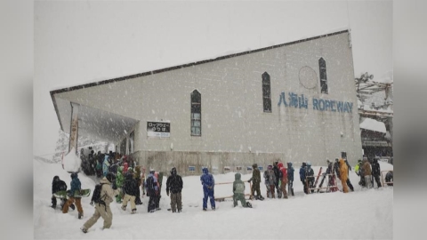 【有片】台灣遊客在日本新潟滑雪道外滑雪受困　挖雪洞露宿一晚獲救