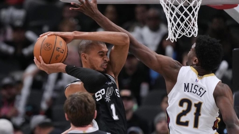 NBA(影)／怎有這咖！文班亞馬綁完鞋帶秒噴三分、跌倒起身秒灌籃「聯盟喊不公平」