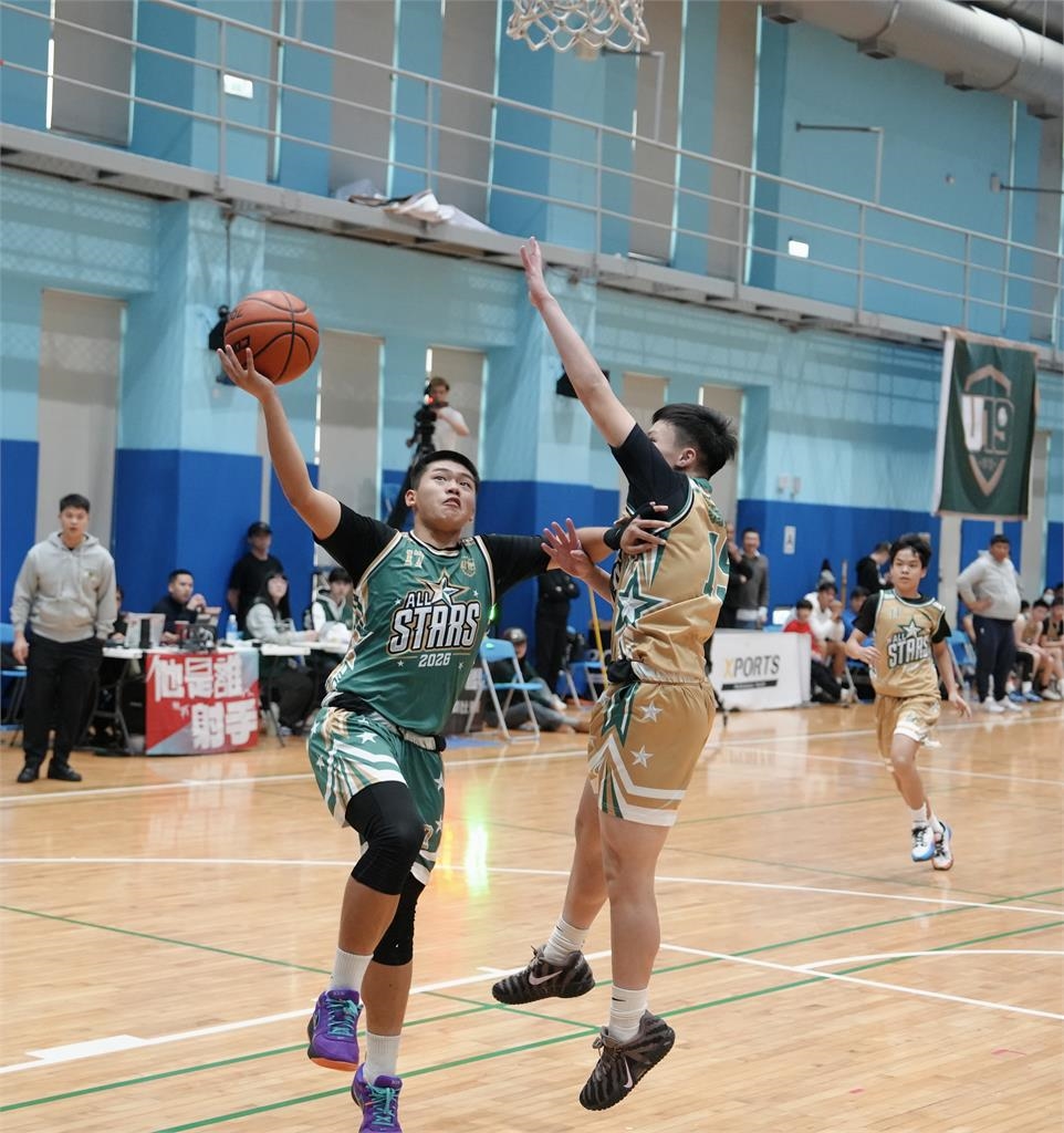 籃球／U19明星賽邀「少俠」田壘開球！圖齊、傳奇球星鄭志龍執教小球員樂在其中
