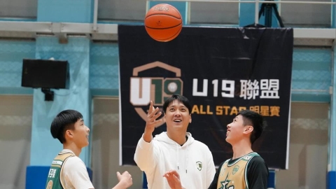 籃球／U19明星賽邀「少俠」田壘開球！圖齊、傳奇球星鄭志龍執教小球員樂在其中
