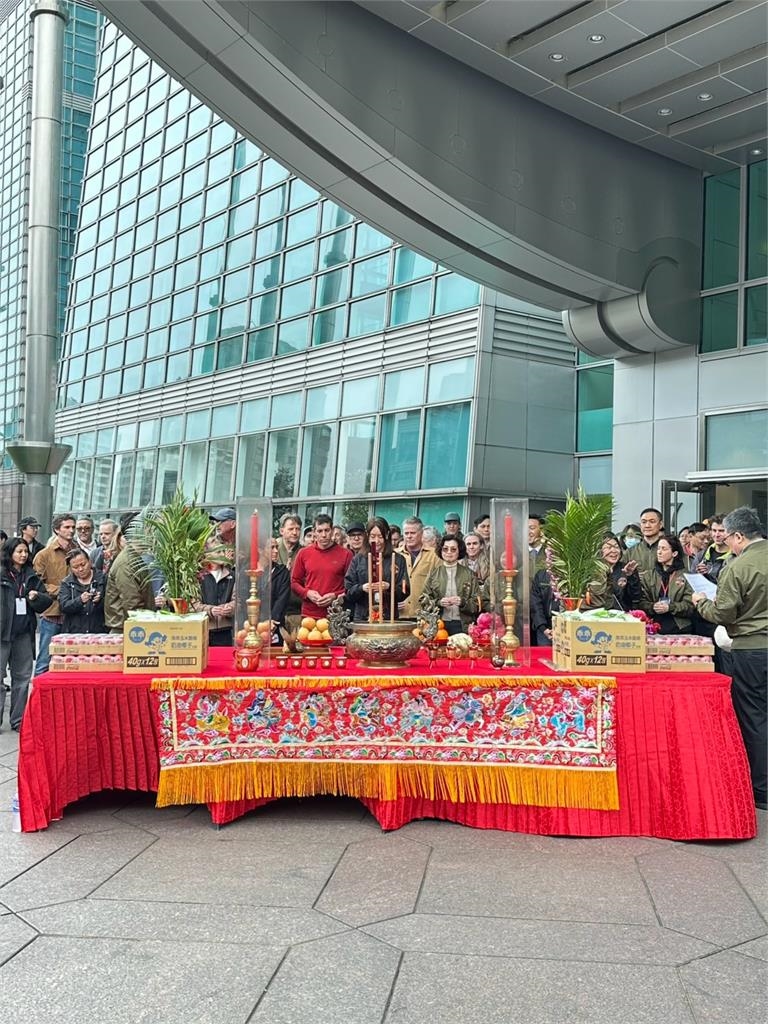 賈董再發文揭延期內幕 霍諾德「瞄鳳梨照」遭瘋傳