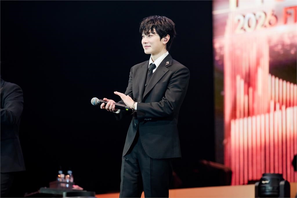 FTISLAND來台頒獎! 粉絲扮成羊咩咩上台學羊叫 全場笑翻