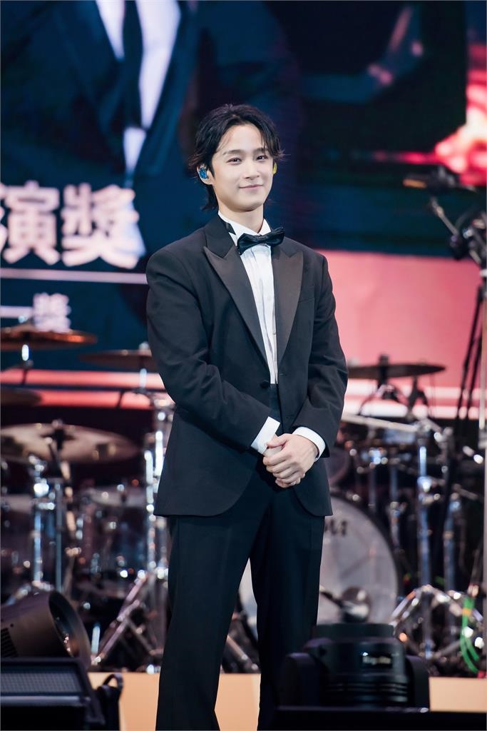 FTISLAND來台頒獎! 粉絲扮成羊咩咩上台學羊叫 全場笑翻