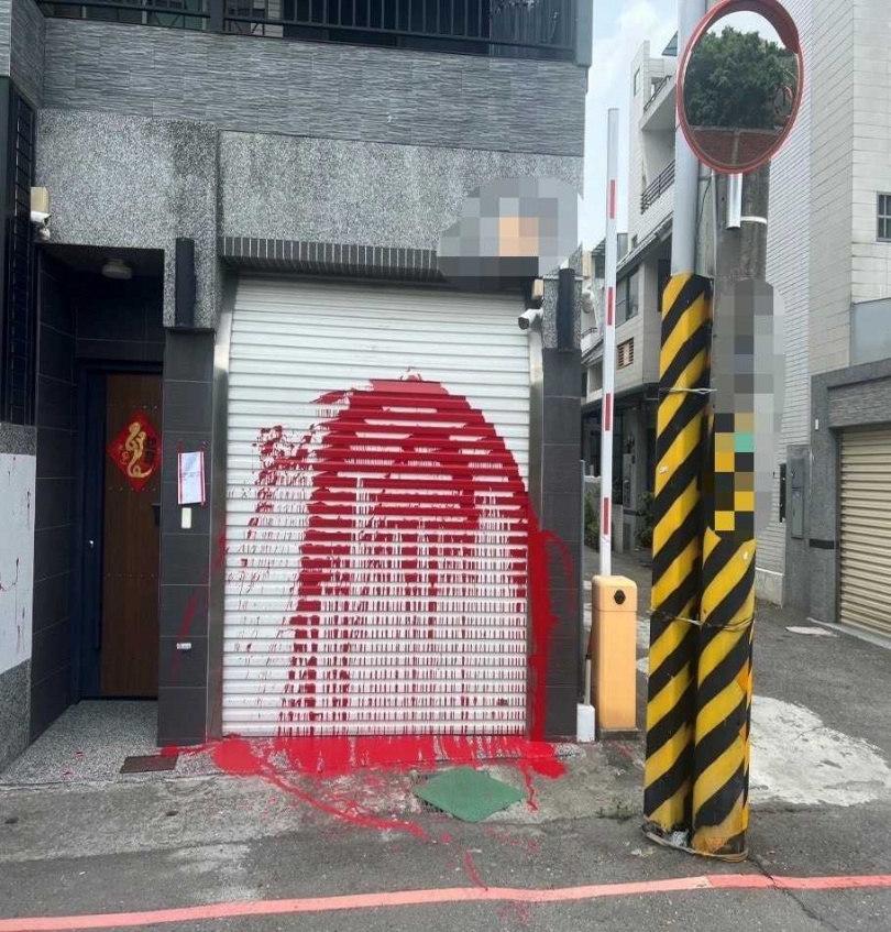 陳姓男子住家遭人潑灑紅漆。（圖／翻攝畫面）