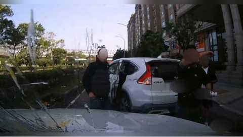 經營地下錢莊拆夥不成！男遭黑幫潑漆討2700萬　他帶老婆跑路每天換地方睡