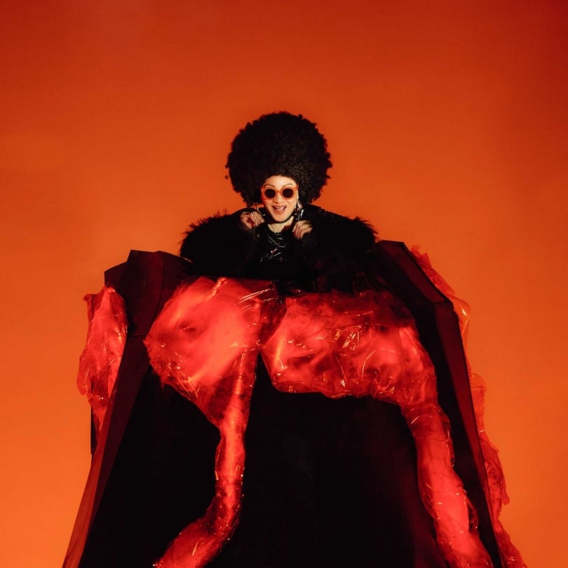 比莉新歌〈阿福羅火山〉MV再度由兒子周湯豪親自執導。（圖／環球音樂提供）