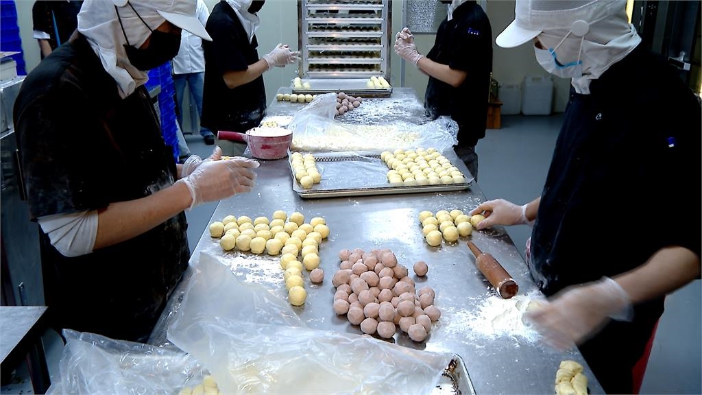 過年伴手禮！　糕餅老店二代改良鳳凰酥　鹹蛋黃內餡「會流心」