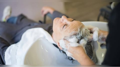 天天洗頭仍有油味！美髮師曝「正確洗髮方式」　她驚呼：活了30年才知道